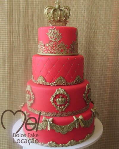 Bolo Vermelho e Dourado Realeza com Topo Coroa