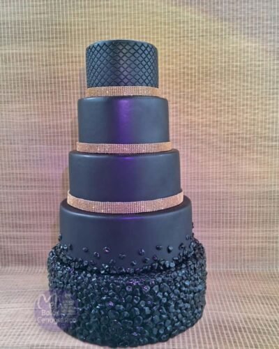 Bolo Preto Luxo com Dourado